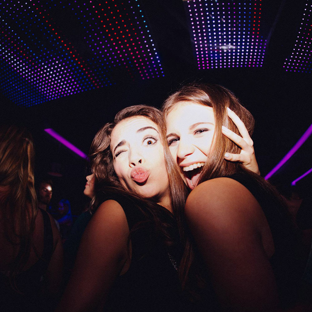 Selfie club. Девушки на вечеринке. Селфи в ночном клубе. Селфи на вечеринке. Девушка в клубе селфи.